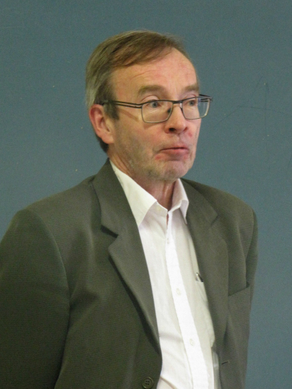 Matti Heiniemi pit�m�ss� esitelm��